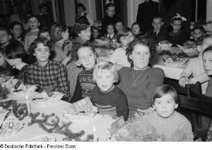 Teilnehmer der Weihnachtsfeier des VEB Offizin "Andersen Nexö"
