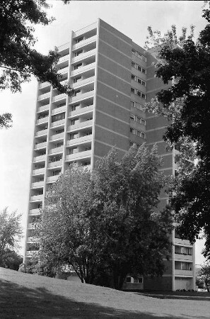 Freiburg; Landwasser: Hochhaus von unten