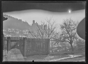 Blick von Kreuzwertheim Richtung Wertheimer Burg bei Schnee (mit Gartenzaun)