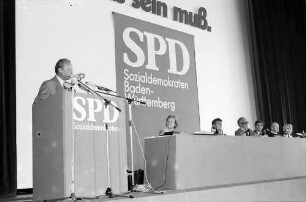 Freiburg: Stadthalle; SPD-Parteitag, Willy Brandt am Rednerpult