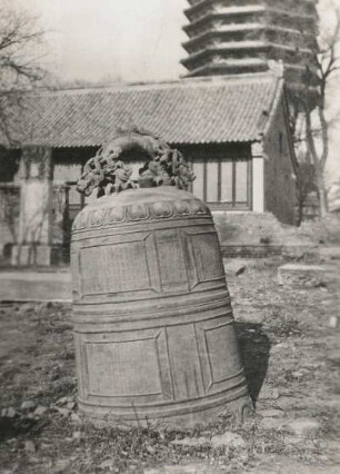 Peking, China. Tempel Tien Ning Sze (Tianning si ta, Tianning-Tempel; 1100/1120). Tempelgebäude und Pagode, im Vordergrund Bronzeglocke (15. Jahrhundert)