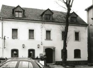 Coswig, Dresdner Straße 63/Ecke Kötitzer Straße. Wohnhaus (E. 19. Jh.) mit Laden