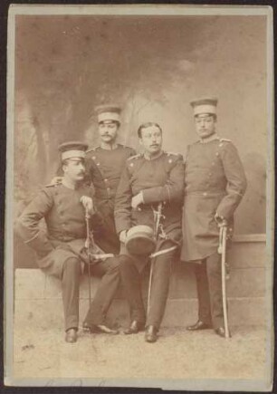Gruppe Uniformierter, Ganzfigur.