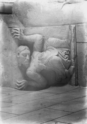 Konsolfigur mit Samson der mit dem Löwen kämpft