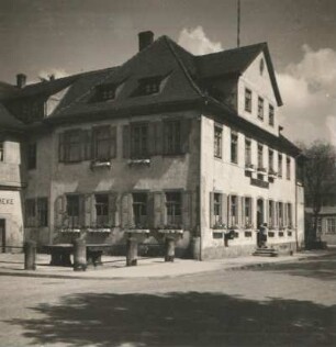 Bad Sooden-Allendorf, Altes Salzamt (heute Kurverwaltung) mit steinernem Gerichtstisch