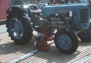 Fingerbalkenmähwerk mit Traktor ZETOR