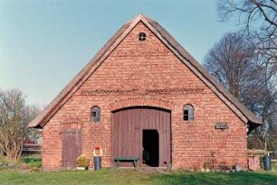Lütjenseer Straße (10): Backsteinkate mit Reetdach: Giebelseite Wirtschaftstrakt mit Scheunentor, Stalltür