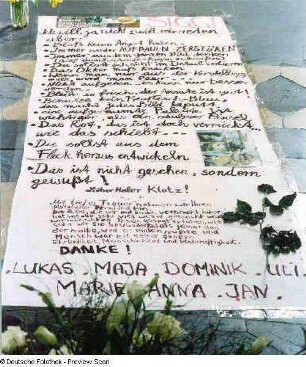 Gedenkarrangement zum Tod des Malers Siegfried Klotz. Plakat mit Danksagung von Studenten unter dem Leitspruch "Dresden trauert um seinen Maler-König"