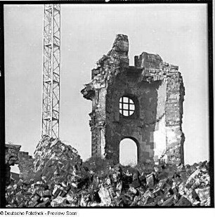 Dresden-Altstadt. Ruine der Frauenkirche während ihrer archäologischen Enttrümmerung. Nordwestturm