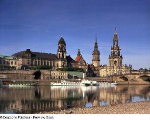 Kathedrale : Blick vom Neustädter Ufer über die Elbe gegen Brühlsche Terrasse mit Ständehaus, Georgenbau und Hausmannsturm des ehem. Residenzschlosses, Kathedrale und Augustusbrücke; im Vordergrund Seitenraddampfer "Dresden"