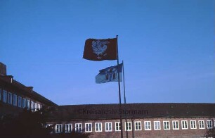 Mommsenstraße: Stormarnhaus: Innenhof: Kreisflagge und Flagge des Heimatkreises Kolberg-Körlin