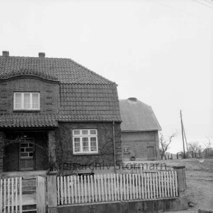 Bauerngehöft Wilhelm Suhl: im Vordergrund Wohnhaus, dahinter Wirtschaftsgebäude: vorn Zaun