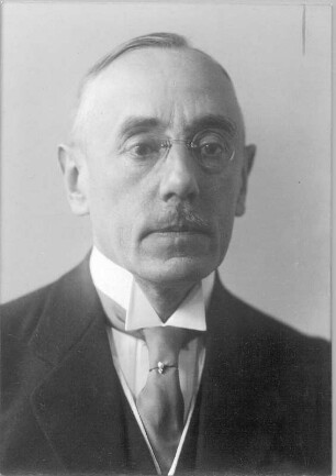 Porträt einer Dresdner Persönlichkeit (W.?, ?). Fotografie (Negativabzug auf Papier) von Ursula Richter. Dresden, um 1930