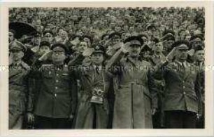 Westalliierte Militärs bei der Verabschiedung des 136. sowjetischen Garde-Panzerregimentes im Magdeburger Ernst-Grube-Stadion