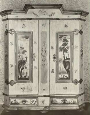 Doppeltüriger Kastenschrank