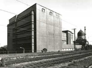 Dresden-Friedrichstadt, Weißeritzstraße. Kühlhallen (1909; 1930 Erweiterungsbau). Blick über Gleisanlagen nach Nord gegen Tabakkontor "Yenidze"