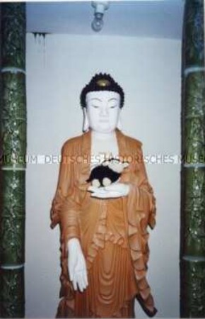 Plüschschaf auf der Hand einer asiatischen Skulptur (Altersgruppe 14-17)