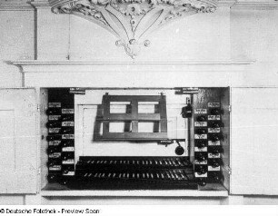 Zweimanualige Orgel op. 34, Crostau : Silbermann, Gottfried: Zweimanualige Orgel II/20 op. 34 (1731-1732; G. Silbermann, Fassung wohl noch J. C. Buzäus). Spielschrank, geöffnet, mit originalen Registerschildern, und Mittelkonsole. Crostau, Dorfkirche