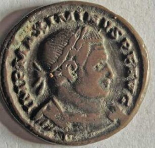 Römische Münze, Nominal Follis, Prägeherr Maximinus Daia, Prägeort Trier, Original