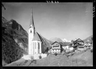 Österreich. Blick auf Heiligenblut mit Großglockner mit Pfarrkirche