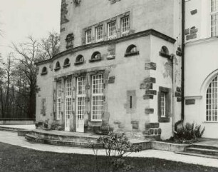 Groß Leuthen, Schloss, Terrassenanbau am Wohnturm des neuen Seeflügels, Seeseite