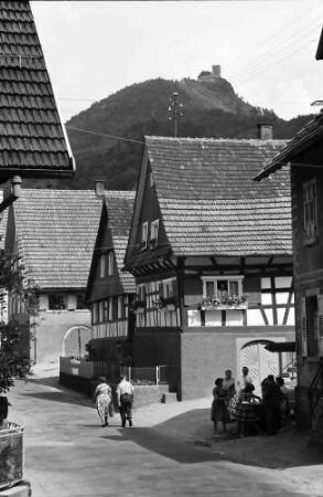 Varnhalt: Dorfstraße mit Yburg