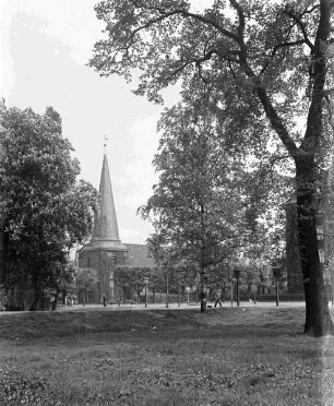Parklandschaft und Kirche
