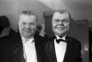 Berlin: Kabarett der Komiker; Schaeffers und Lene Ludwig mit Maske Willi Schaeffers