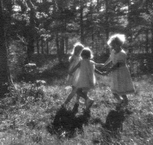 Kinderbilder. Zwei kleine Mädchen auf einer Wiese