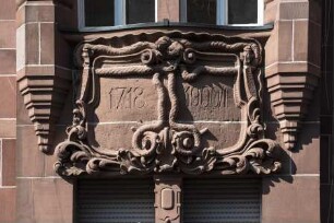 Kartusche mit Schlangen und Inschrift