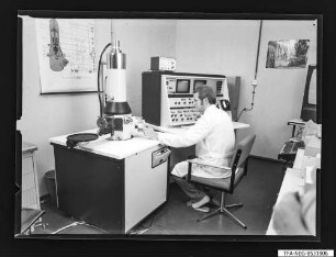 Rasterelektronenmikroskop (EF2) Koll. Kettenbonder (LINO), Foto 1985