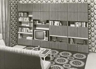 Anbauwand : Wohnzimmermöbel (1973; Möbelkombinat Erfurt (MKE)). Anbauwand und Sitzgruppe mit Besitelltisch