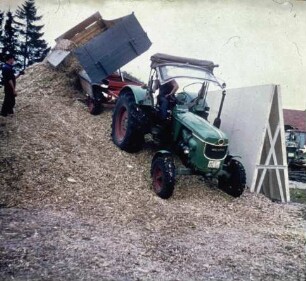 Fotografie: Ein- und Auslagerungstechnik, Maissilage, Flachsilo, Fahrsilo, Zweiachsanhänger