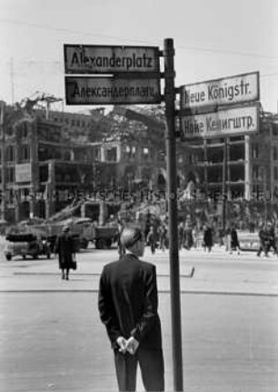 Straßenschilder auf dem Alexanderplatz in deutschen und kyrillischen Buchstaben