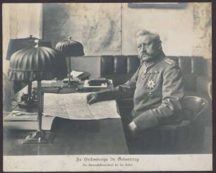 Zu Hindenburgs 70. Geburtstag [2.10.1917]. Der Generalfeldmarschall bei der Arbeit