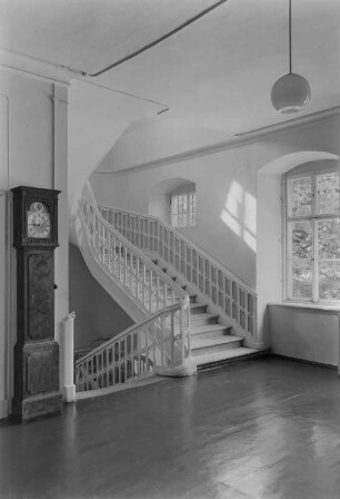 Unbekannter Ort. Gebäude, Treppenhaus mit Standuhr