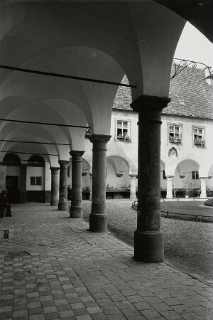 Landsberg am Lech, Kloster Heilig Kreuz : Landsberg am Lech. Jesuitenkloster Heilig Kreuz. Arkadenhof