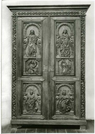 Meißen. Stadtmuseum - geschnitzter Schrank mit Aposteln
