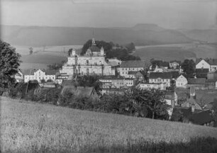 Polen. Schlesien. Albendorf. Blick zur Wallfahrtskirche Mariä Heimsuchung (Henschener im Hintergrund)