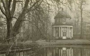 Englischer Pavillon im Schlosspark : Dresden-Pillnitz. Englischer Pavillon (1787; Ch. T. Weinlig) im Schlosspark Pillnitz. Ansicht über den Teich
