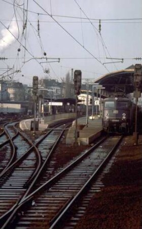 Bonn Hbf. Ausfahrt Lok 110 408 D-Zug Bahnsteig