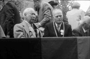 Lörrach: Auf der Tribüne Bundespräsident Prof. Heuss und Oberbürgermeister von Lörrach Braye