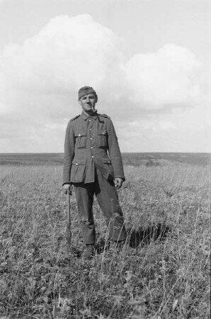 Zweiter Weltkrieg. Frontbilder. Sowjetunion. Angehöriger der deutschen Wehrmacht vor ebener Landschaft