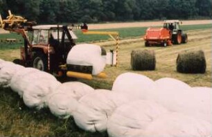 Fotografie: Erntetechnik, Ballenpresse, Rundballenpresse, Ballenwickelgerät