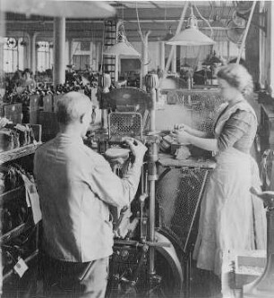 Absatzaufnagelmaschine : Technikgeschichte | Technologie | Schuhwarenfabrikation | Schuhwarenfabrik Conrad Tack & Cie AG
