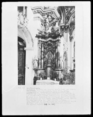 Marienaltar (linker Seitenaltar im Mittelschiff)