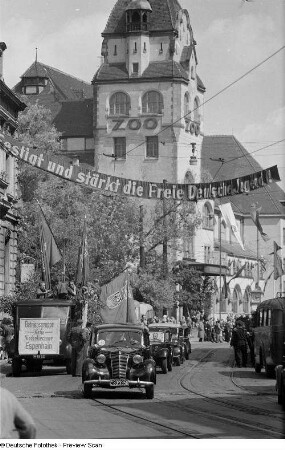 Geschmückte Straße vor der Kongreßhalle