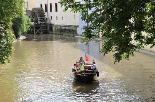 Bootsausflug auf der Kleinseite : Ein Motorboot fährt auf einem Seitenkanal der Moldau auf der Kleinseite. Aufgenommen in Prag am 30. Juli 2009