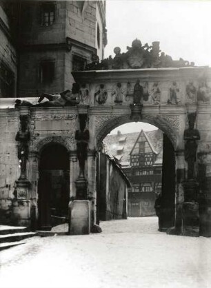 Bamberg. Eingangstor der Alten Hofhaltung (1570/1577; C, Vischer, E. Braun). Straßenansicht