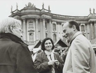 Christa Wolf und Stephan Hermlin : Schriftstellerbasar auf dem August-Bebel-Platz Berlin